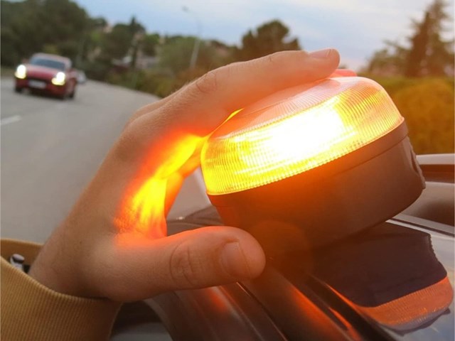 La AEPD aclara que quien adquiere una baliza V16 «no tiene que dar sus datos personales a ninguna administración»